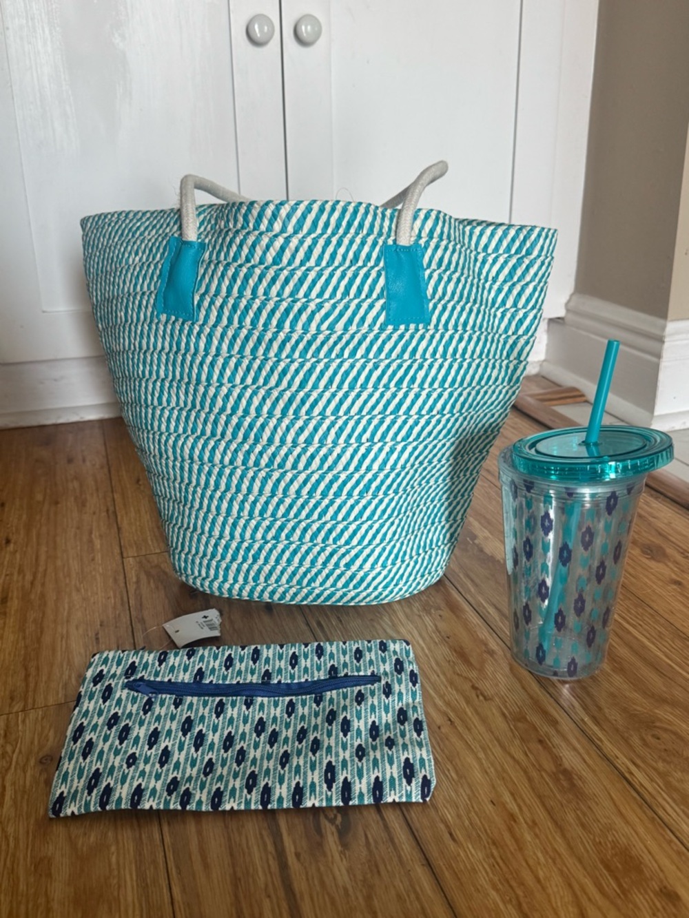 🌸NWT
🌸Teal Rope Tote Bag with Matching Pouch and Tumbler